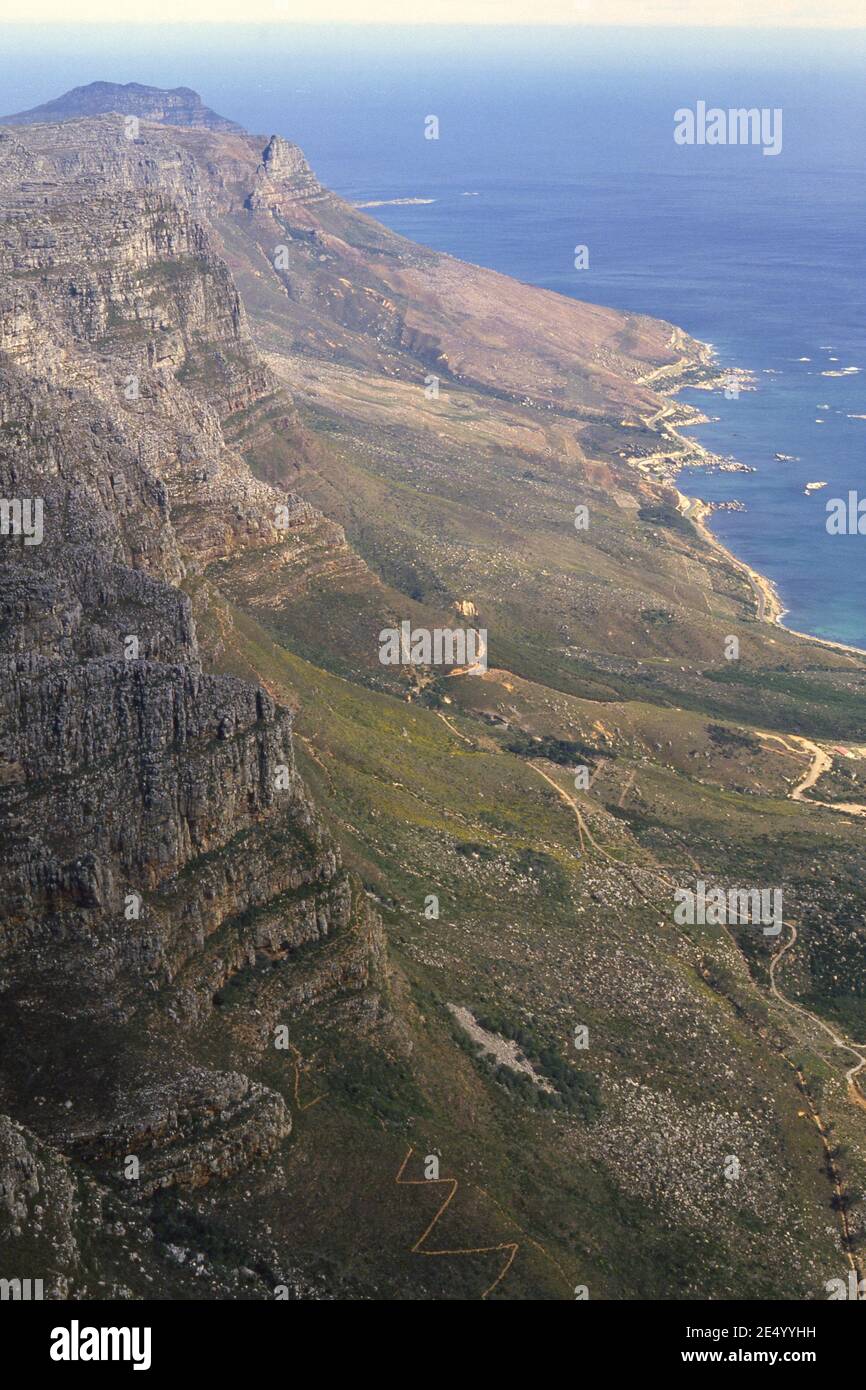 Blick von der Spitze des Tafelbergs, Kapstadt, Südafrika 1981 zeigt die wilde Natur der Gegend Stockfoto