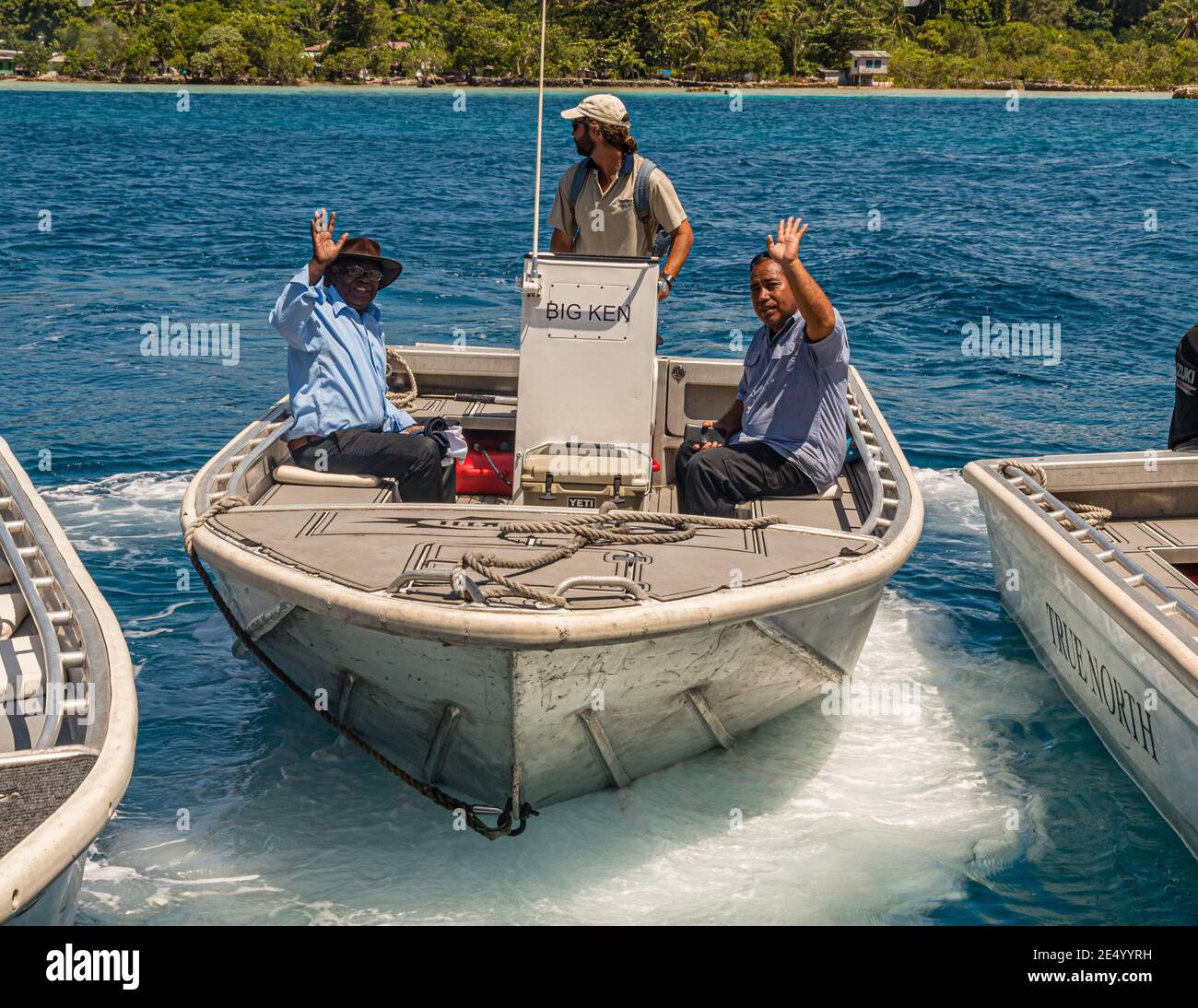 Raymond Masono, der Vizepräsident und Minensekretär von Bougainville, an Bord des echten North-Schlauchbootes vor der Küste in Buka Town, Papua-Neuguinea Stockfoto