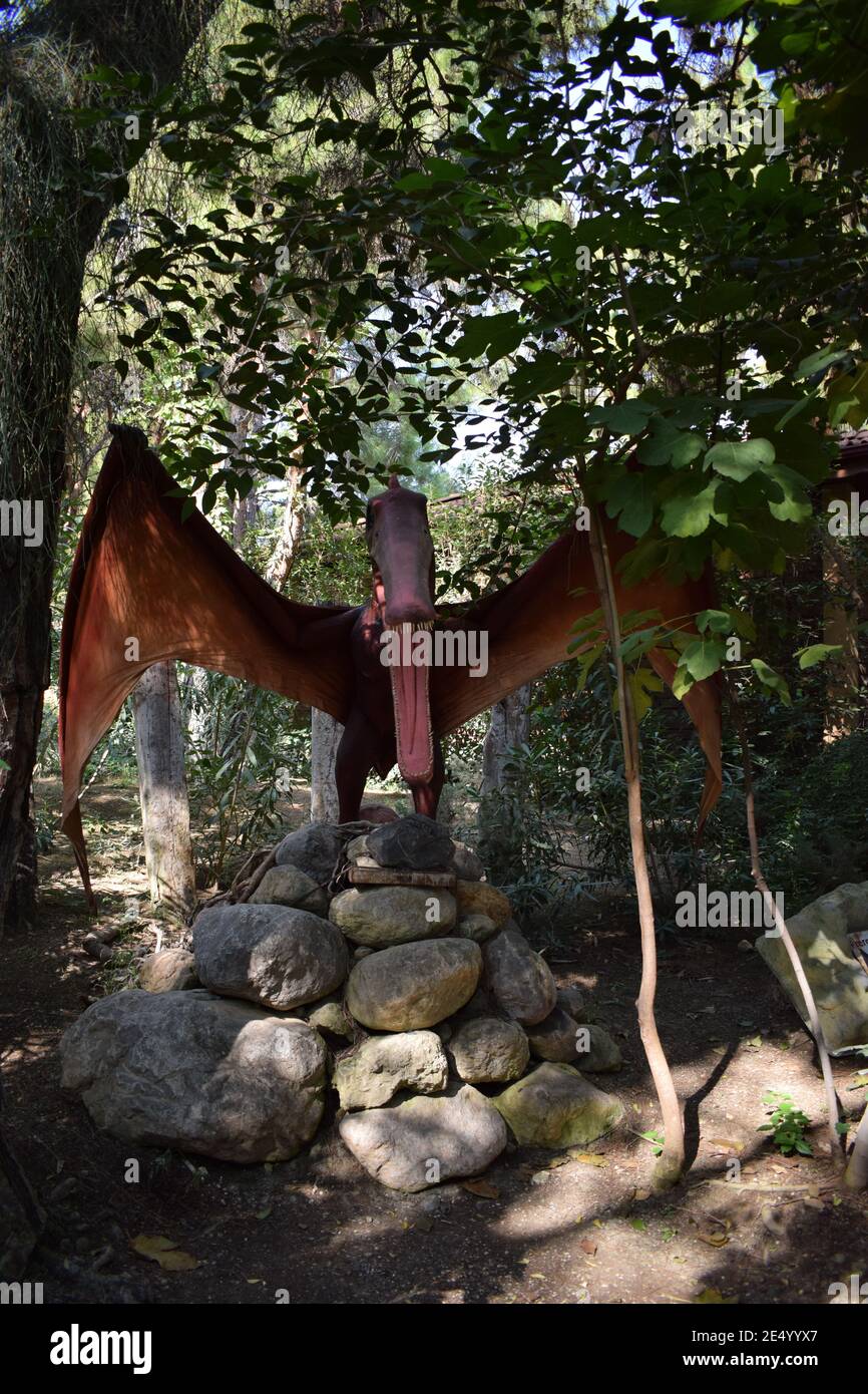 Dinosaurier-Statue im Waldpark in der Natur für Hintergrund. Realistisches Modell des Pterosaurs, Trias- Kreidezeit vor 248-65 Millionen Jahren. Im Dinopark Stockfoto