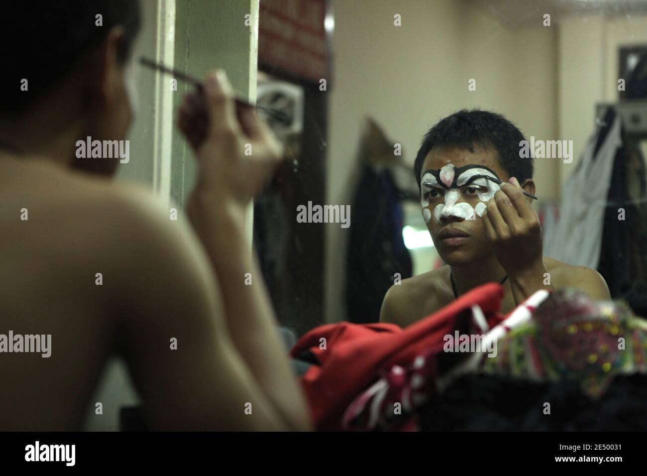 Schauspieler macht sich für die Wayang Orang Performance nach einer Episode der Mahabharata im Sriwedari Municipal Theatre in Surakarta, Zentraljava, Indonesien, bereit. Wayang orang oder Wayang wong (wörtlich "menschliches Theater") ist eine traditionelle javanesische Tanz- und Theateraufführung, die auf Episoden des indischen Epos Ramayana oder Mahabharata basiert. Jede Wayang Orang-Performance wird von Anfang bis Ende improvisiert. Nur die allgemeine Handlung des Stückes wird den Schauspielern eine halbe Stunde vor der gemeinsamen Aufführung und den Rollen vorgelesen. Stockfoto