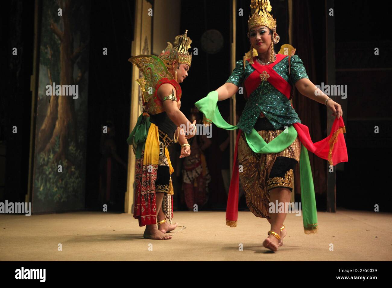 Schauspieler treten während der Wayang Orang-Performance auf, die auf einer Episode der Mahabharata im Stadttheater Sriwedari in Surakarta, Zentraljava, Indonesien basiert. Wayang orang oder Wayang wong (wörtlich "menschliches Theater") ist eine traditionelle javanesische Tanz- und Theateraufführung, die auf Episoden des indischen Epos Ramayana oder Mahabharata basiert. Jede Wayang Orang-Performance wird von Anfang bis Ende improvisiert. Nur die allgemeine Handlung des Stückes wird den Schauspielern eine halbe Stunde vor der gemeinsamen Aufführung und den Rollen vorgelesen. Dann müssen die Schauspieler entscheiden, was sie sagen werden Stockfoto