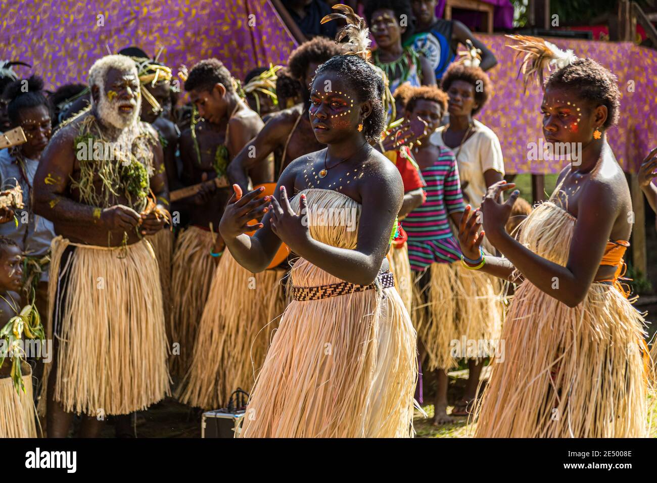 Sing-Sing in Bougainville, Papua-Neuguinea. Buntes Dorffest auf Bougainville mit Musik und Tanz Stockfoto
