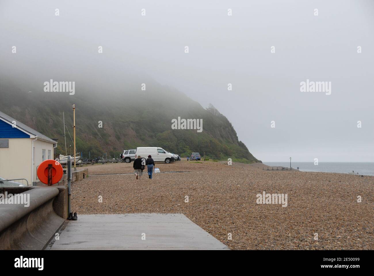 Nebel und niedrige Wolke an der Küste im Sommer, Seaton, Devon, England Stockfoto