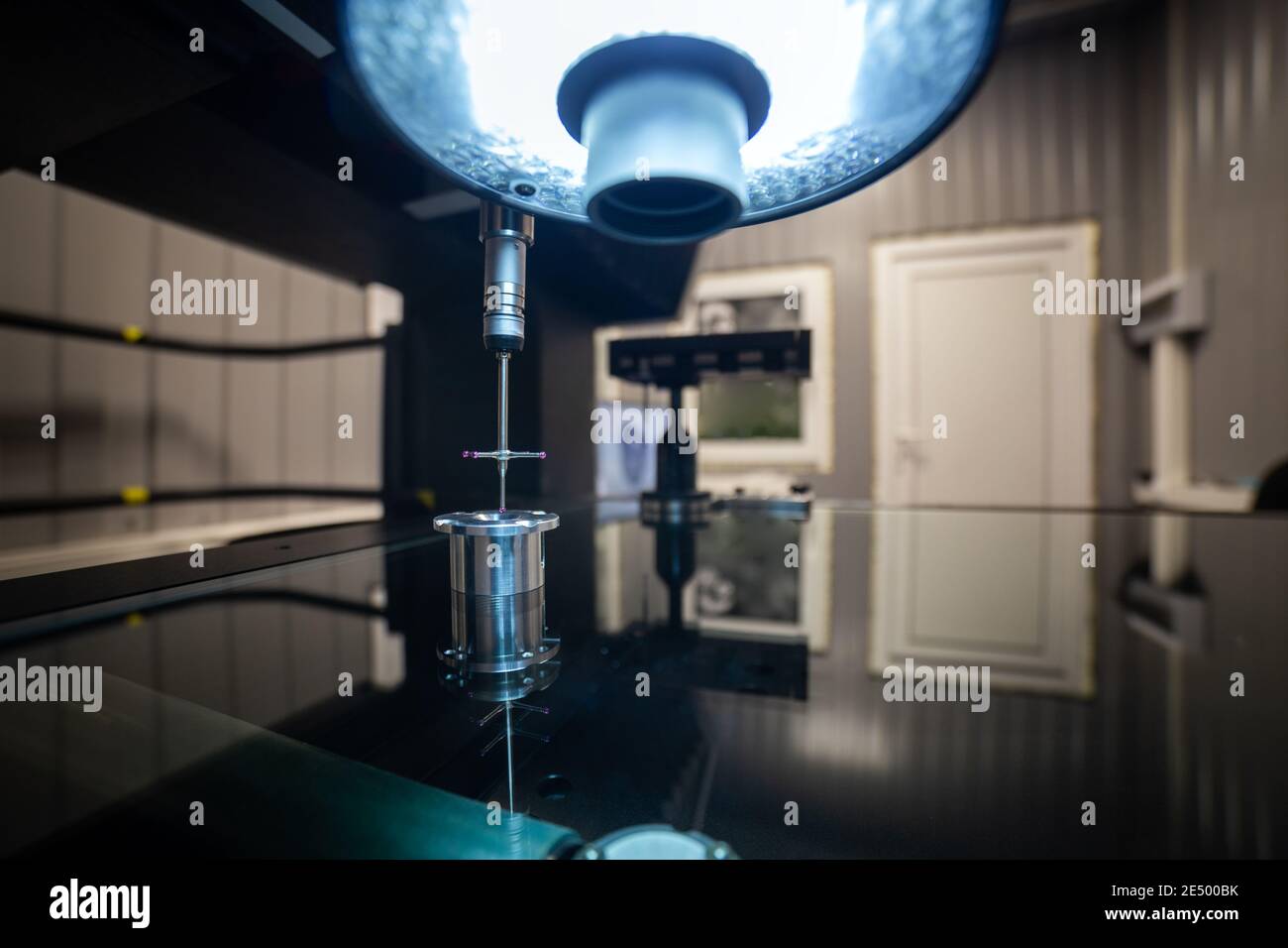 CMM - Koordinatenmessmaschine - Kontaktsonde Messen Aluminium-Probenteil auf Glastisch Oberfläche. Hohe Präzision Produktion metrologische contro Stockfoto