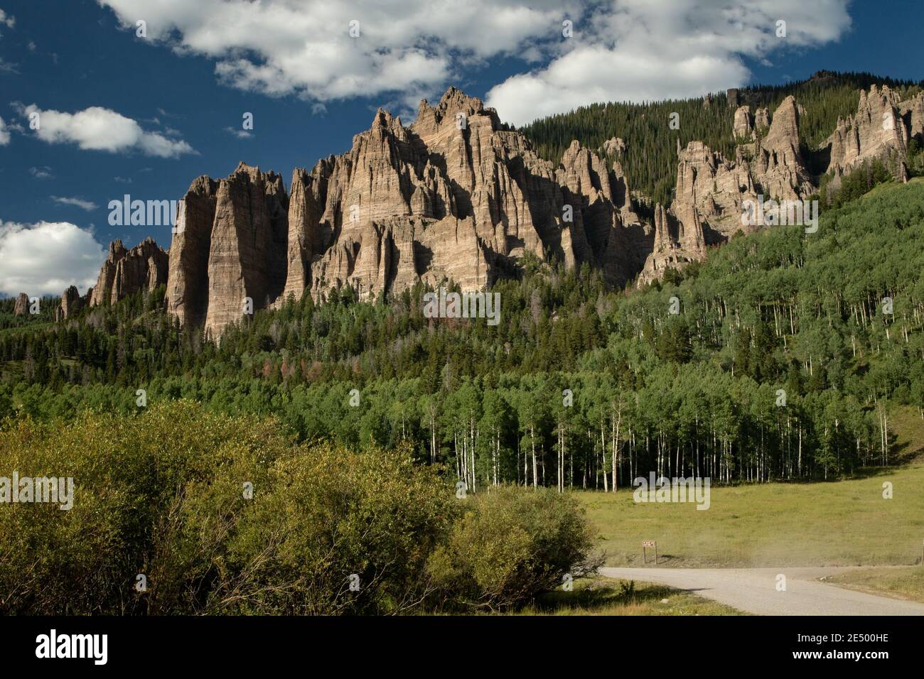 Zerbrochene und erodierte Felsnadeln, die in Richtung High Mesa entlang des Cimarron River Valley in der Nähe des Silver Jack Reservoir im Westen Colorados blicken. Stockfoto