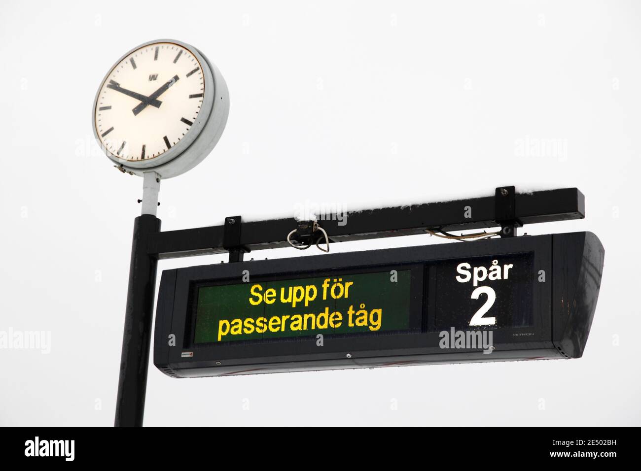 VIKINGSTAD, SCHWEDEN- 15. DEZEMBER 2012: Hinweisschild, Warnung vor vorbeifahrenden Zügen, im Bahnhofsbereich. Stockfoto