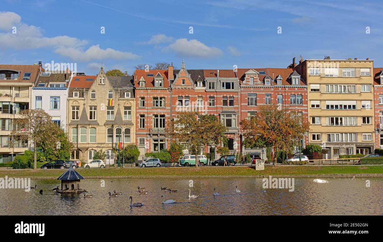 Häuser im eklektischen Jugendstil am Ufer der Ixelles Seen, Brüssel, Belgien Stockfoto