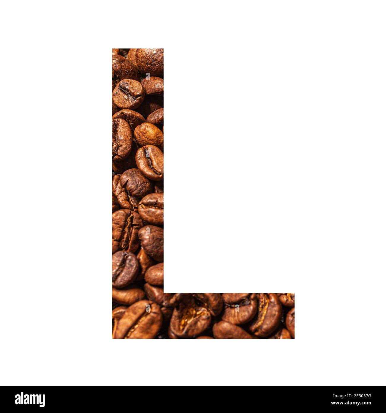 Buchstabe L aus Kaffeebohnen isoliert auf weißem Hintergrund Stockfoto
