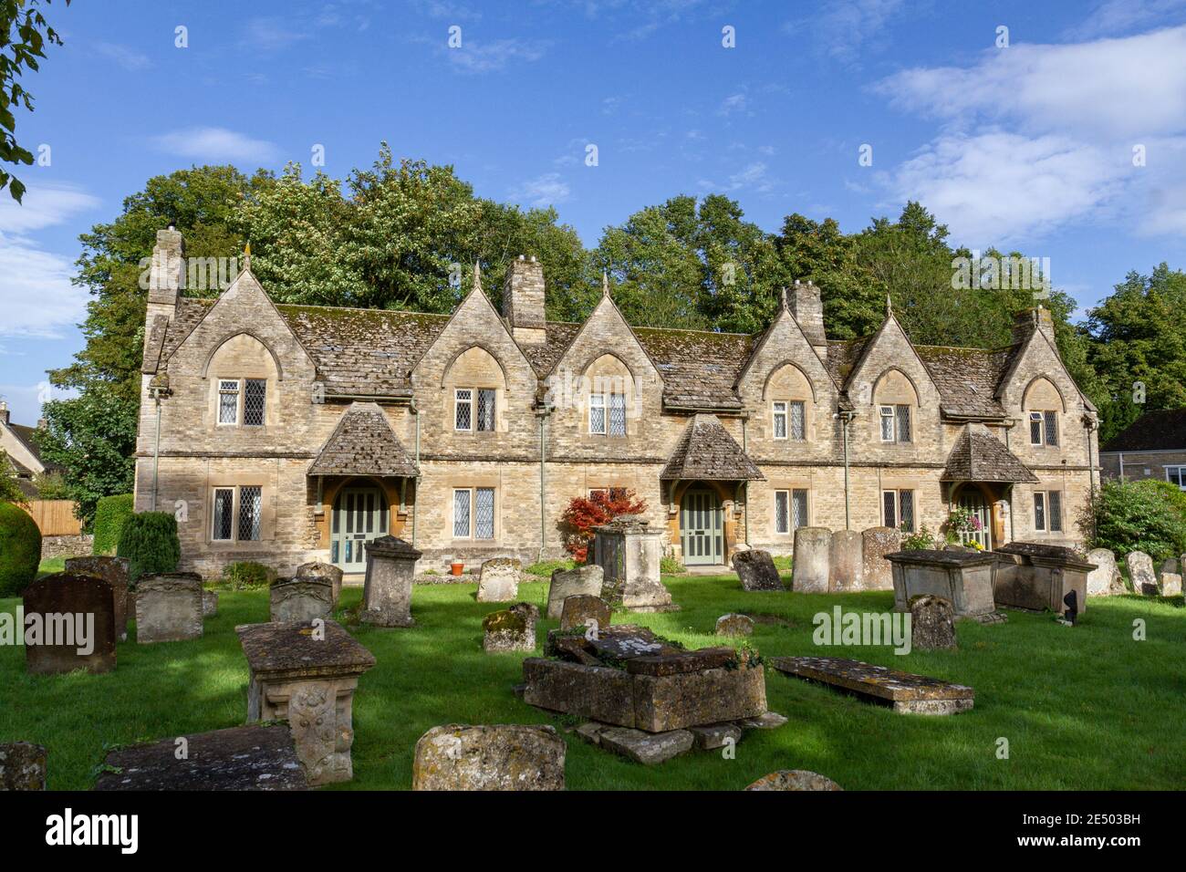 Cottages auf dem Gelände der St Mary's Church, Church Green, Witney, einer historischen Marktstadt am Fluss Windrush, Oxfordshire, Großbritannien. Stockfoto