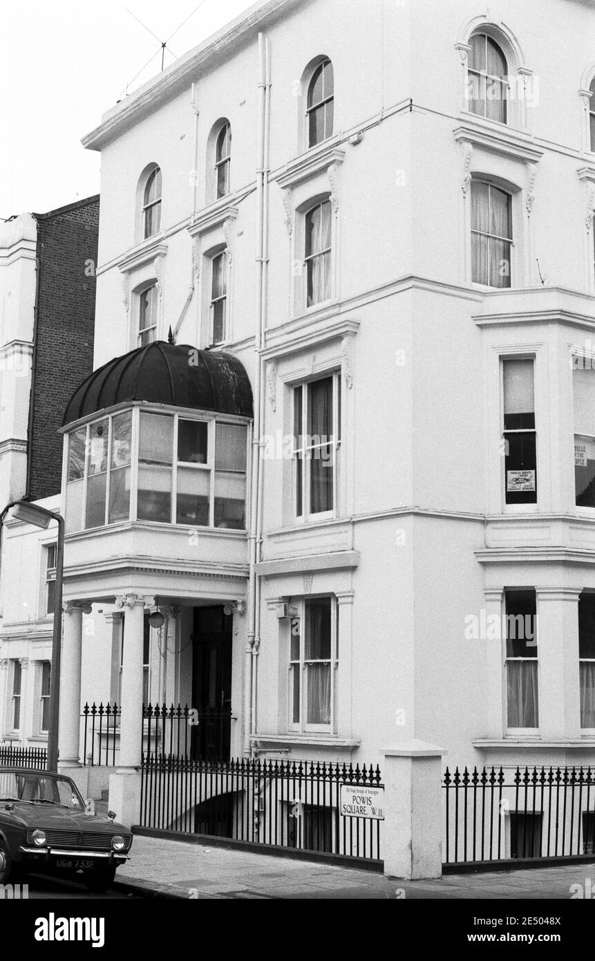 Großbritannien, West London, Notting Hill, 1973. Heruntergekommene und heruntergekommene, große, vierstöckige Häuser werden langsam restauriert und neu dekoriert. Turners Haus (Nr.25) auf dem Powis-Platz im Film Performance von 1968. Dieses Haus wurde für Außenaufnahmen im Film verwendet. Der Wintergarten wurde nun vom Vordach entfernt. Stockfoto