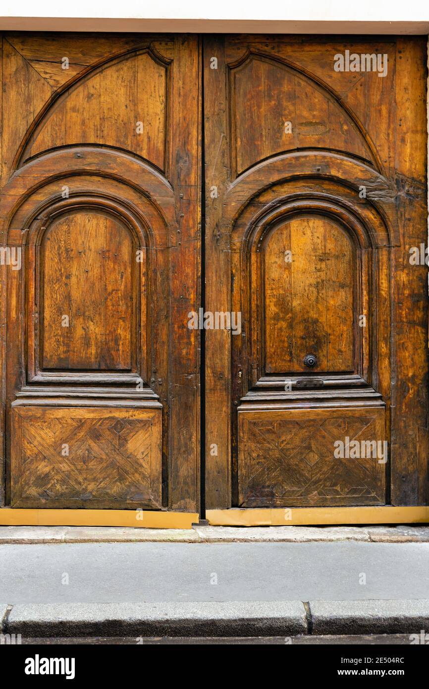 Alte Doppeltür aus Holz. Holztor Eingang. Vintage braune Tür in Paris  Frankreich Stockfotografie - Alamy