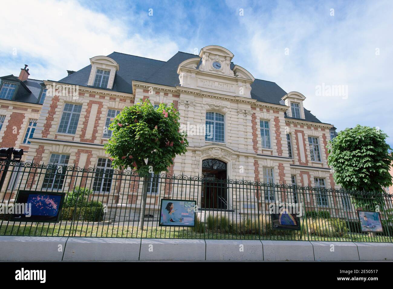 Paris, Frankreich. Januar 2021. Das am 21. April 2020 aufgenommene File-Foto zeigt eine Ansicht des Institut Pasteur in Paris, Frankreich. Das Institut Pasteur, eines der wichtigsten wissenschaftlichen Forschungszentren Frankreichs, gab am 25. Januar 2021 bekannt, dass es ein Entwicklungsprojekt eines Impfstoffkandidaten COVID-19, der den Masernvektor verwendete, abrief, nachdem eine klinische Studie gezeigt hatte, dass es nicht gut genug für Immunreaktionen war. Kredit: Jack Chan/Xinhua/Alamy Live Nachrichten Stockfoto