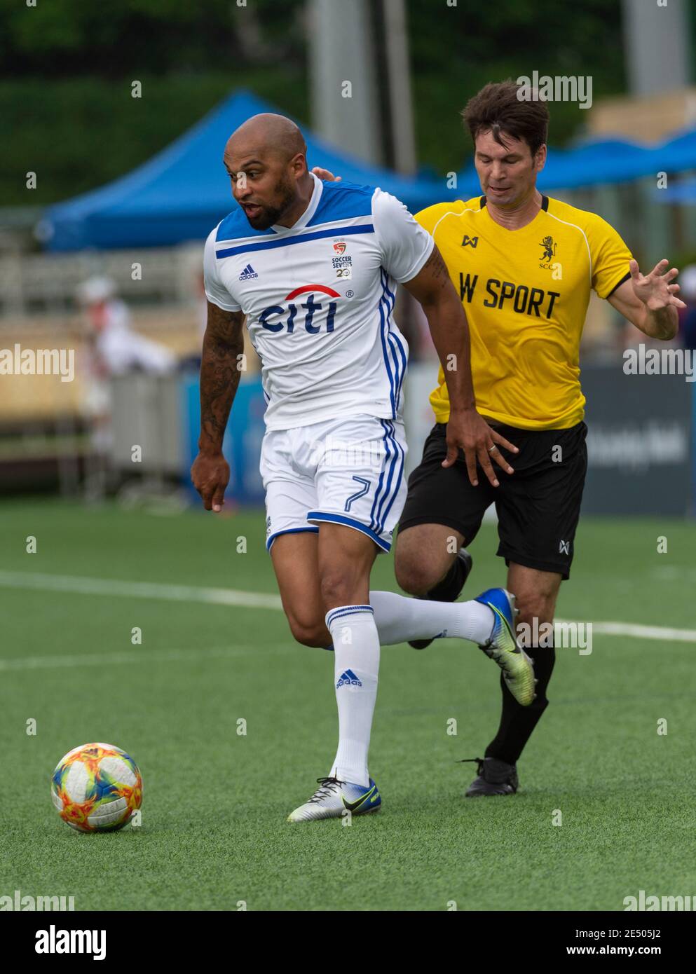 HONGKONG, HONGKONG SAR, CHINA: 18. MAI 2019. HKFC Citi Soccer sevens Hong Kong.Citi All Stars vs Singapore Cricket Club. Matt Piper (L) in Aktion. Al Stockfoto