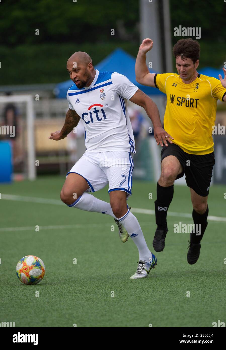 HONGKONG, HONGKONG SAR, CHINA: 18. MAI 2019. HKFC Citi Soccer sevens Hong Kong.Citi All Stars vs Singapore Cricket Club. Matt Piper (L) in Aktion. Al Stockfoto