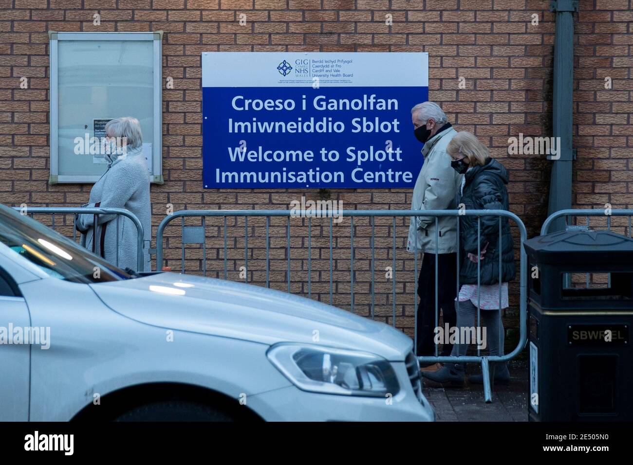 Cardiff, Wales, Großbritannien. Januar 2020. Vor einem Immunisierungszentrum in der Gegend von Splott in Cardiff stehen die Leute für den Coronavirus-Impfstoff an. Der walisische Gesundheitsminister Vaughan Gething sagte heute, es sei unklar, ob eine Zusage zur Impfung von 70 % der über 80-jährigen und in Pflegeheimen wohnenden Personen erreicht worden sei. Kredit: Mark Hawkins/Alamy Live Nachrichten Stockfoto