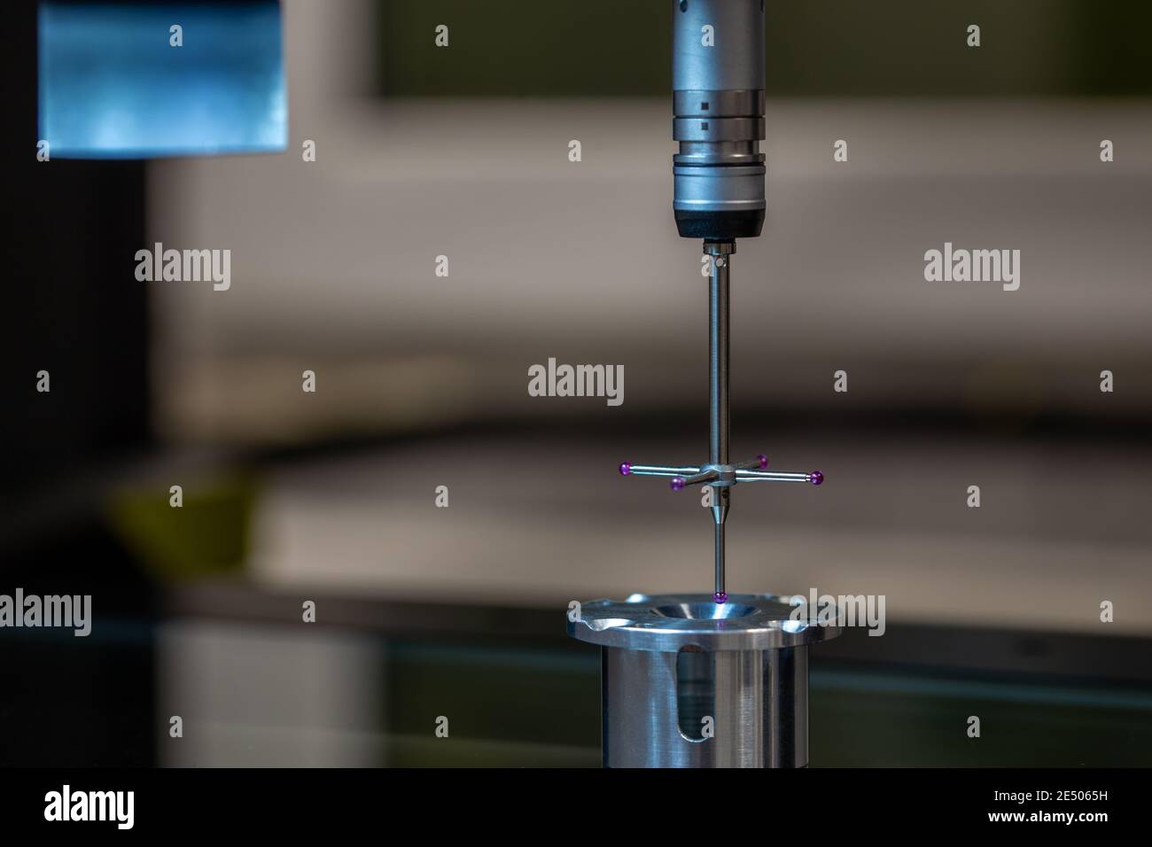 CMM - Koordinatenmessmaschine - Kontaktsonde Messen Aluminium-Probenteil auf Glastisch Oberfläche. Hohe Präzision Produktion metrologische contro Stockfoto
