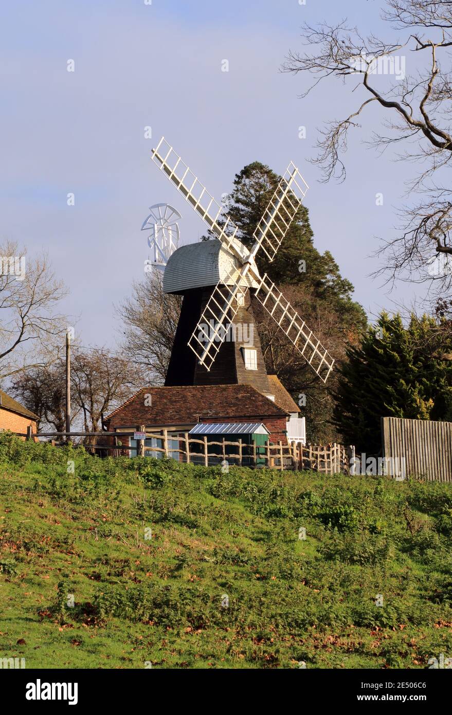 Charing Windmill, Charing, Kent, England. Anfang des 19. Jahrhunderts Kittmühle mit Wetterboarding konfrontiert. Achteckiges rotes Ziegelhaus mit Holzplatt Stockfoto