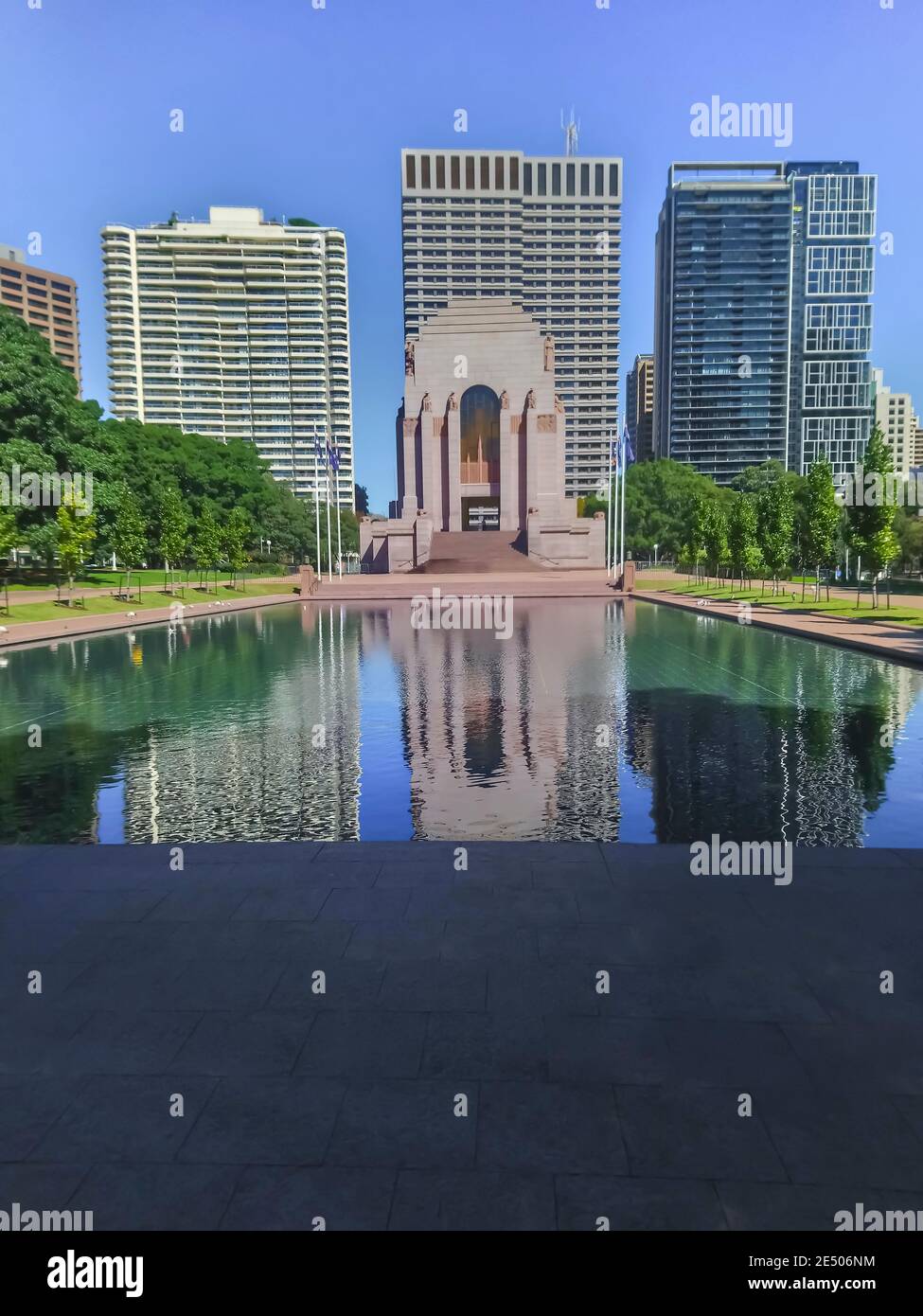 Anzac war Memorial Hyde Park Sydney mit Skyline im Hintergrund, Australien Stockfoto