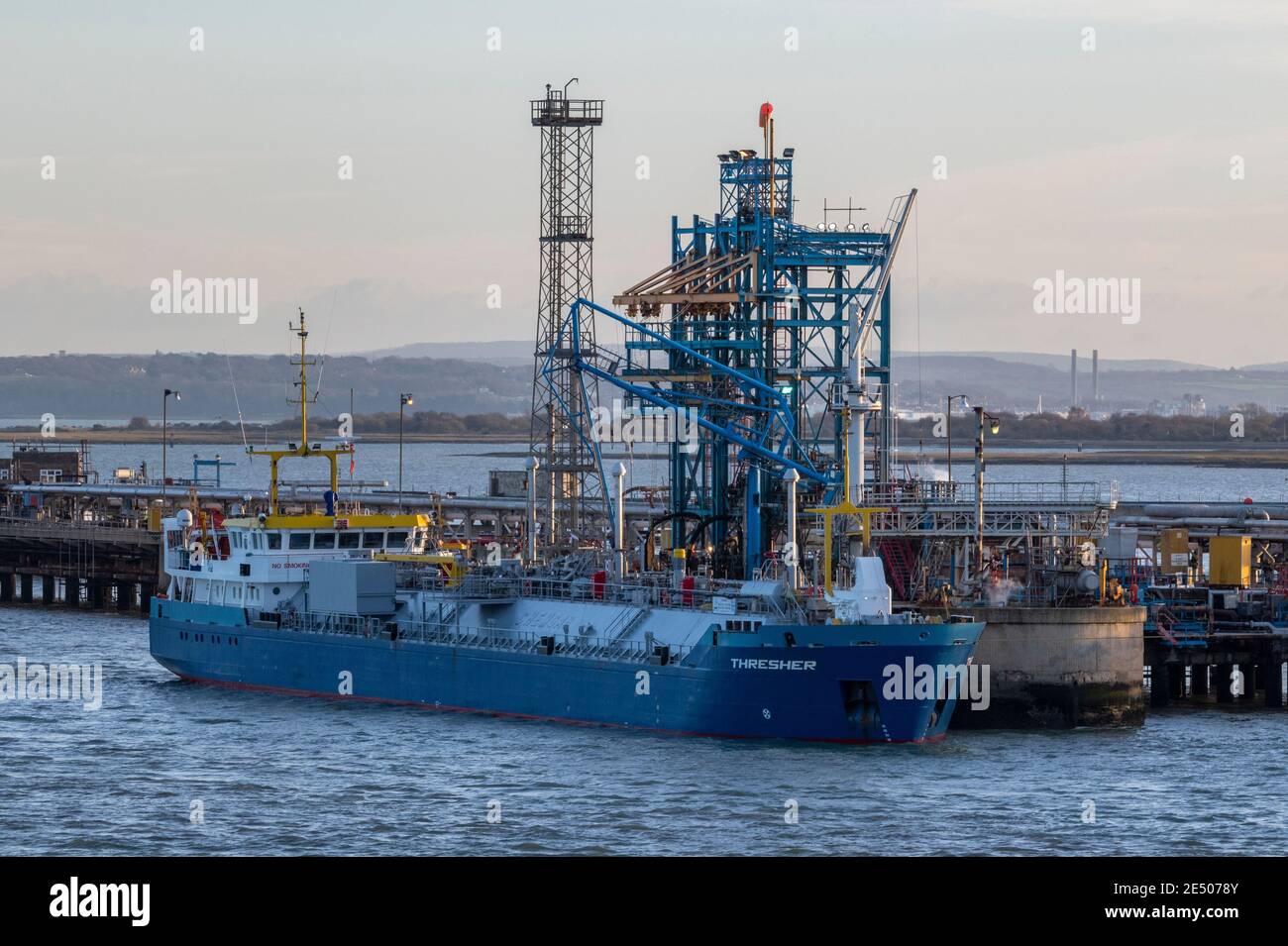 Ein kleiner Küstenfuttertanker neben dem fawley-Öl Raffinerie Marine Terminal am Rande des neuen Waldes Im Hafen von southampton Docks uk Stockfoto