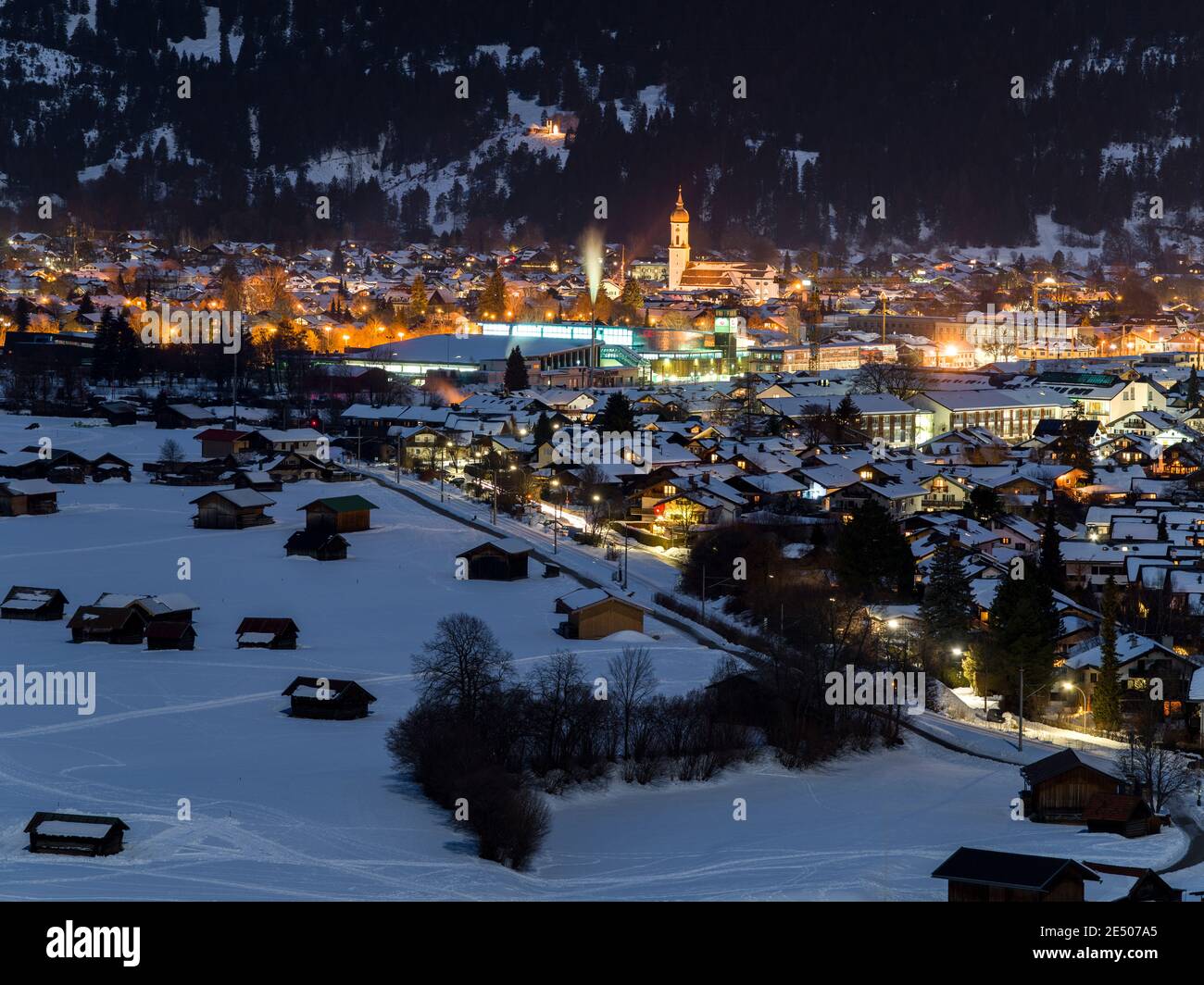 sonnenaufgang über Bergdorf - Garmisch-Partenkirchen, Deutschland Stockfoto