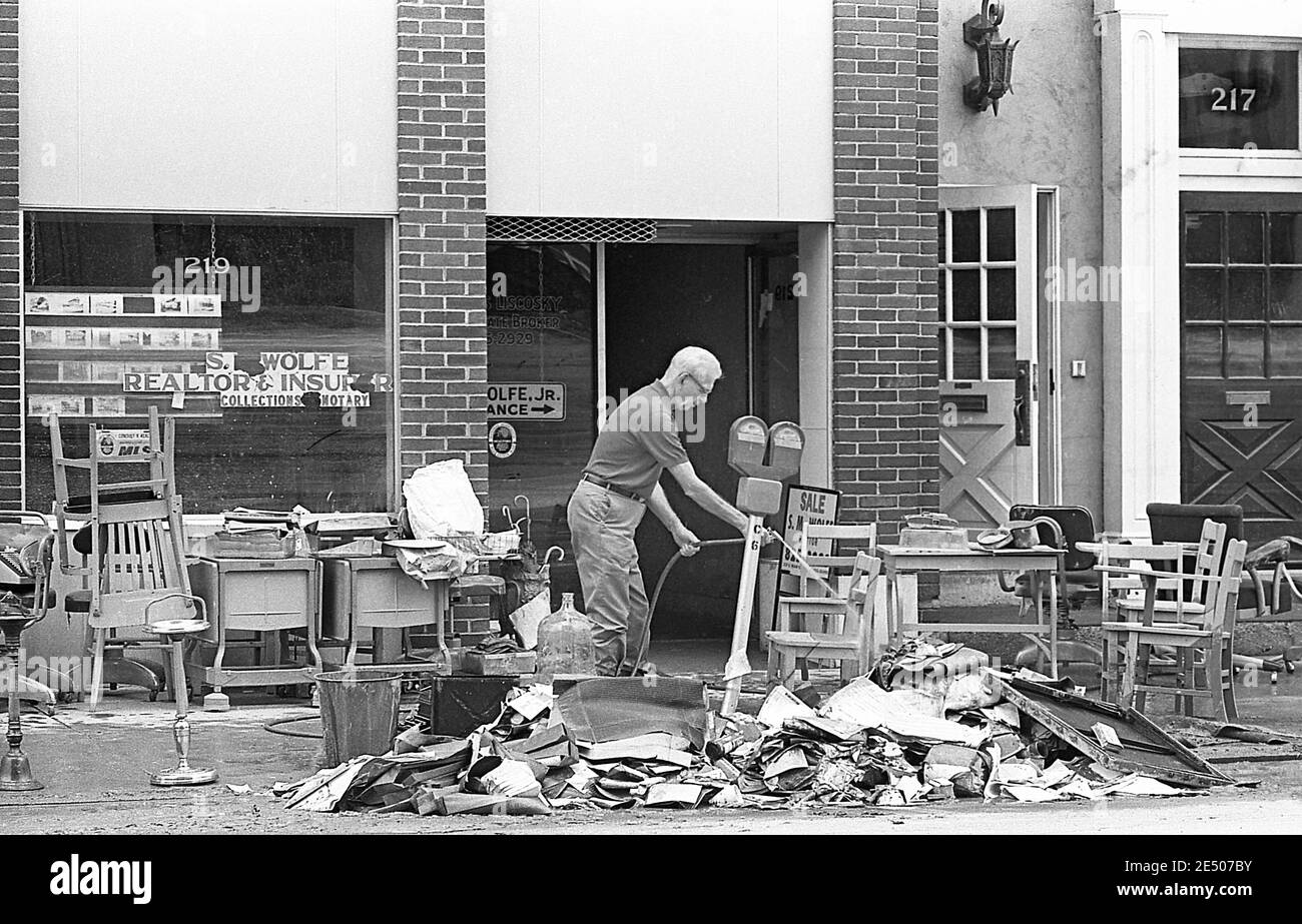 Eine Szene aus der Überschwemmungsgemeinde Wilkes Barre Pennsylvania nach dem Tropensturm Agnes im Juni 1972. Wilkes Barre befindet sich in Luzerne County , Wyoming Valley Pennsylvania. Tropensturm Agnes war die schlimmste Naturkatastrophe, die die Vereinigten Staaten zu dieser Zeit getroffen. Stockfoto