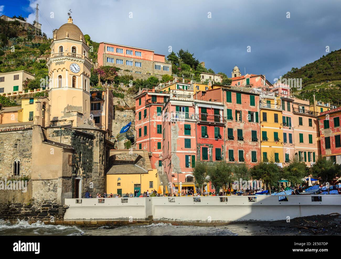 Blick auf die Mittelmeerküste vom Dorf Vernazza In Italien Stockfoto