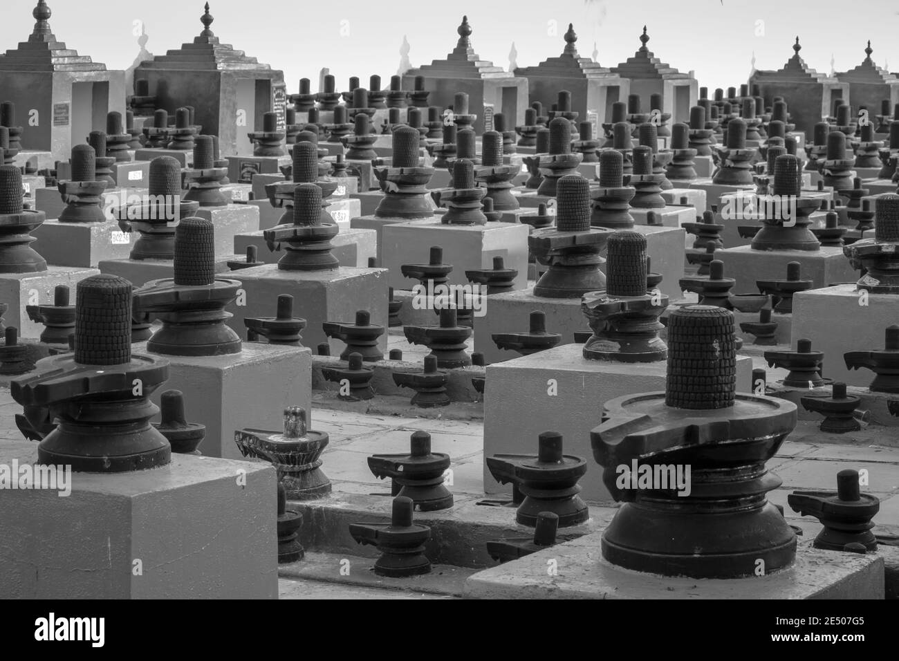 Gruppe von Idolen (bekannt als Lingams) von gott Shiva in einem Tempel in Kolar, Indien Stockfoto Gruppe von Idolen (bekannt als Lingams) von gott Shiva in einem Tempel in Kolar, Indien Stockfoto