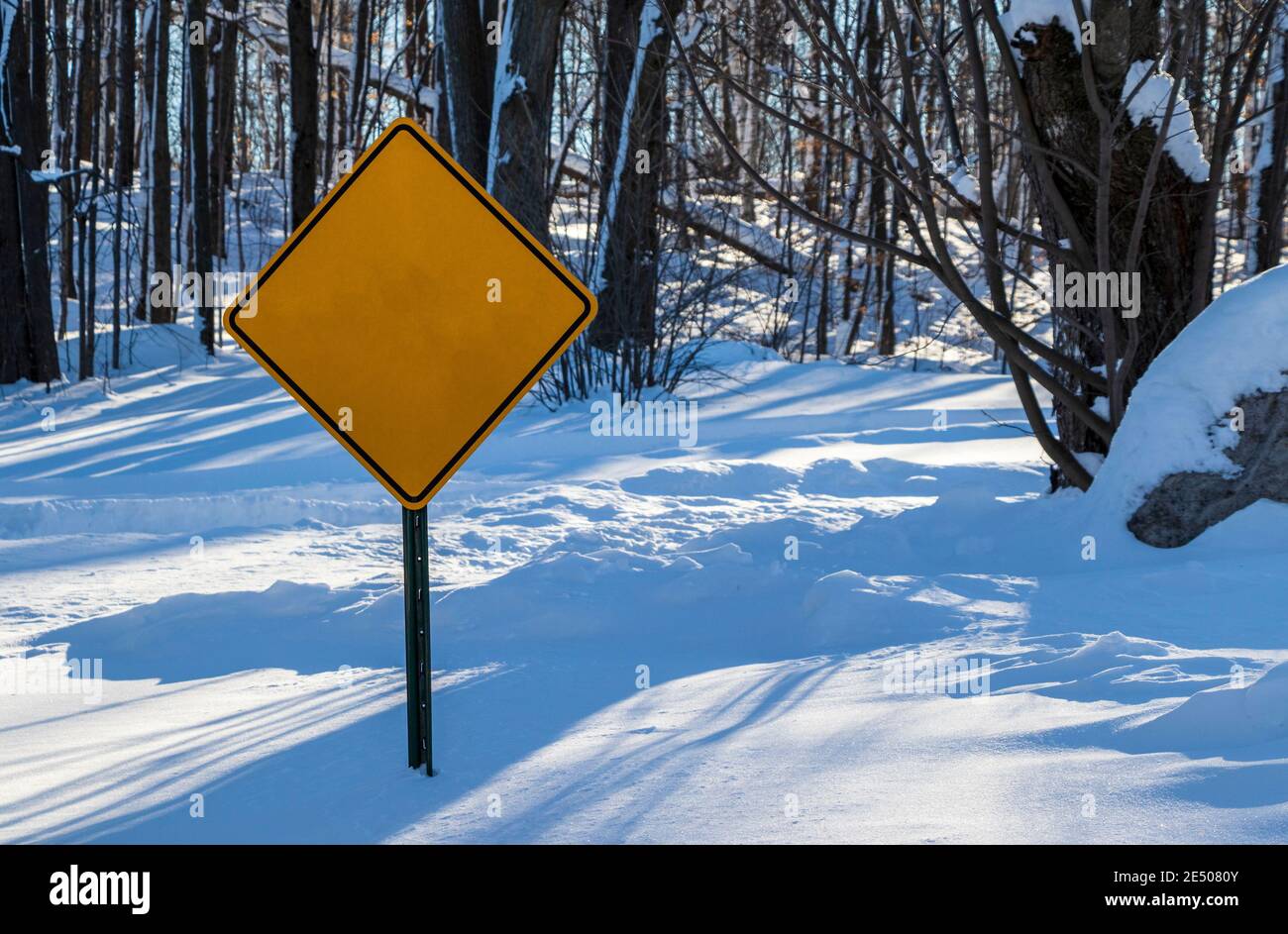 Ein leeres Straßenschild während der Wintersaison in Québec, Kanada Stockfoto