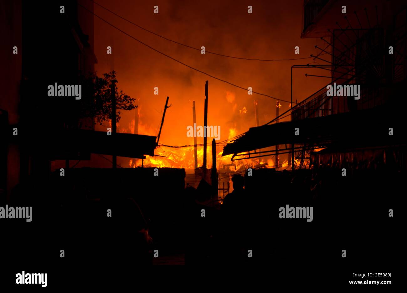Häuser, Wohnung, Wohnung auf Feuer und Brennen in der Nacht auf dem Markt, Slum, lokalen Zentrum Gemeinschaft, Innenstadt in der Großstadt. Asiatisches Stadtbild. Stockfoto