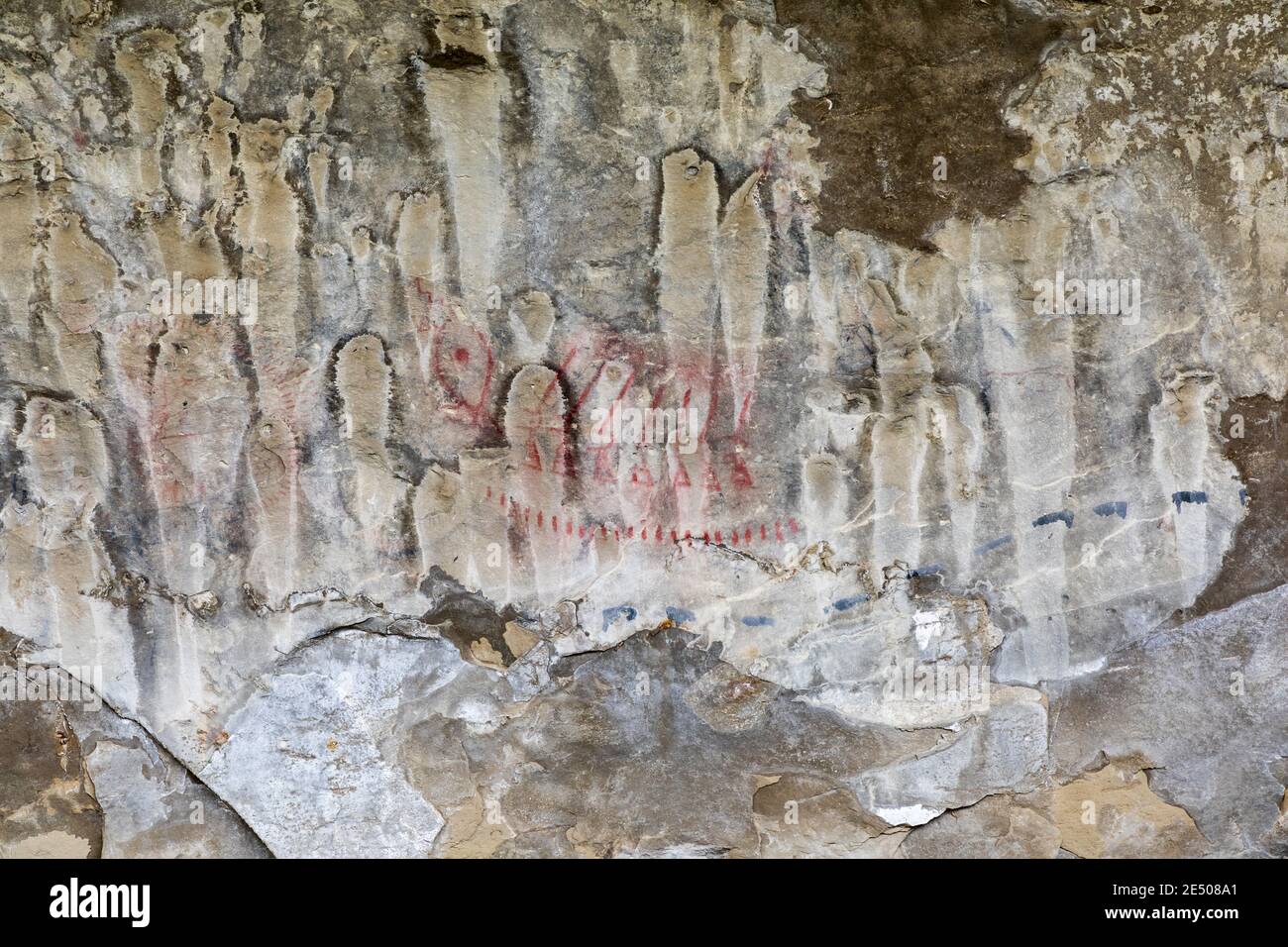 Piktogramme an der Höhlenwand mit Zeichnungen von Gewehren, Pictograph Cave State Park, Billings, Montana, USA Stockfoto
