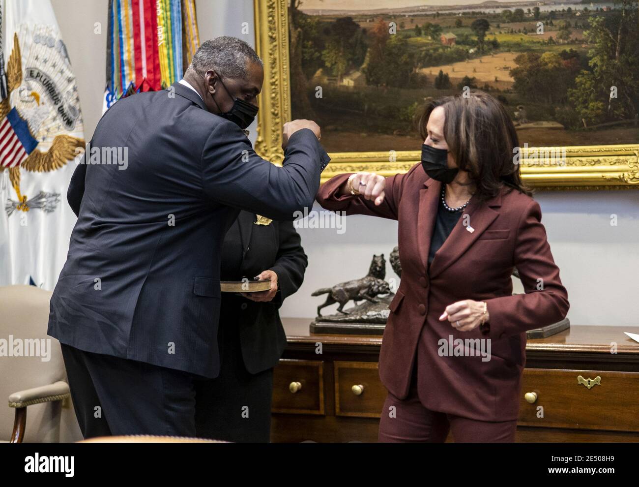 Washington, Usa. Januar 2021. Vizepräsident Kamala Harris begrüßt Verteidigungsminister Lloyd J. Austin III, als sie an seiner feierlichen Vereidigungszeremonie im Roosevelt-Raum des Weißen Hauses am Montag, dem 25. Januar 202, teilnehmen. Pool Foto von Doug Mills/UPI Kredit: UPI/Alamy Live Nachrichten Stockfoto