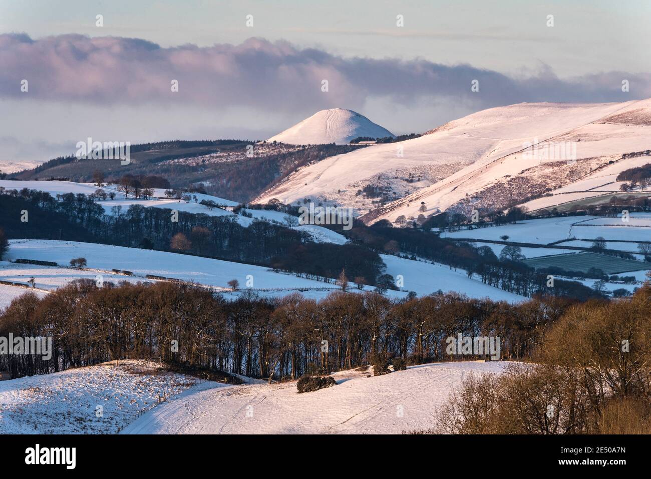 Die schneebedeckte Landschaft und Hügel bei Presteigne an der walisischen Grenze, im Januar 2021. Der kegelförmige Hügel ist der Whimble, ein Wahrzeichen der Stadt (UK) Stockfoto