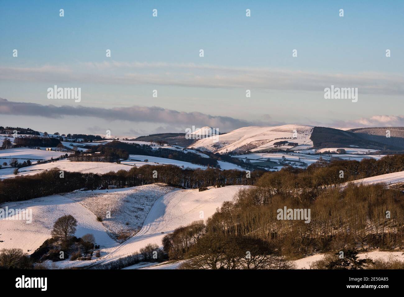 Die schneebedeckte Landschaft und Hügel bei Presteigne an der walisischen Grenze, im Januar 2021. Der kegelförmige Hügel ist der Whimble, ein Wahrzeichen der Stadt (UK) Stockfoto
