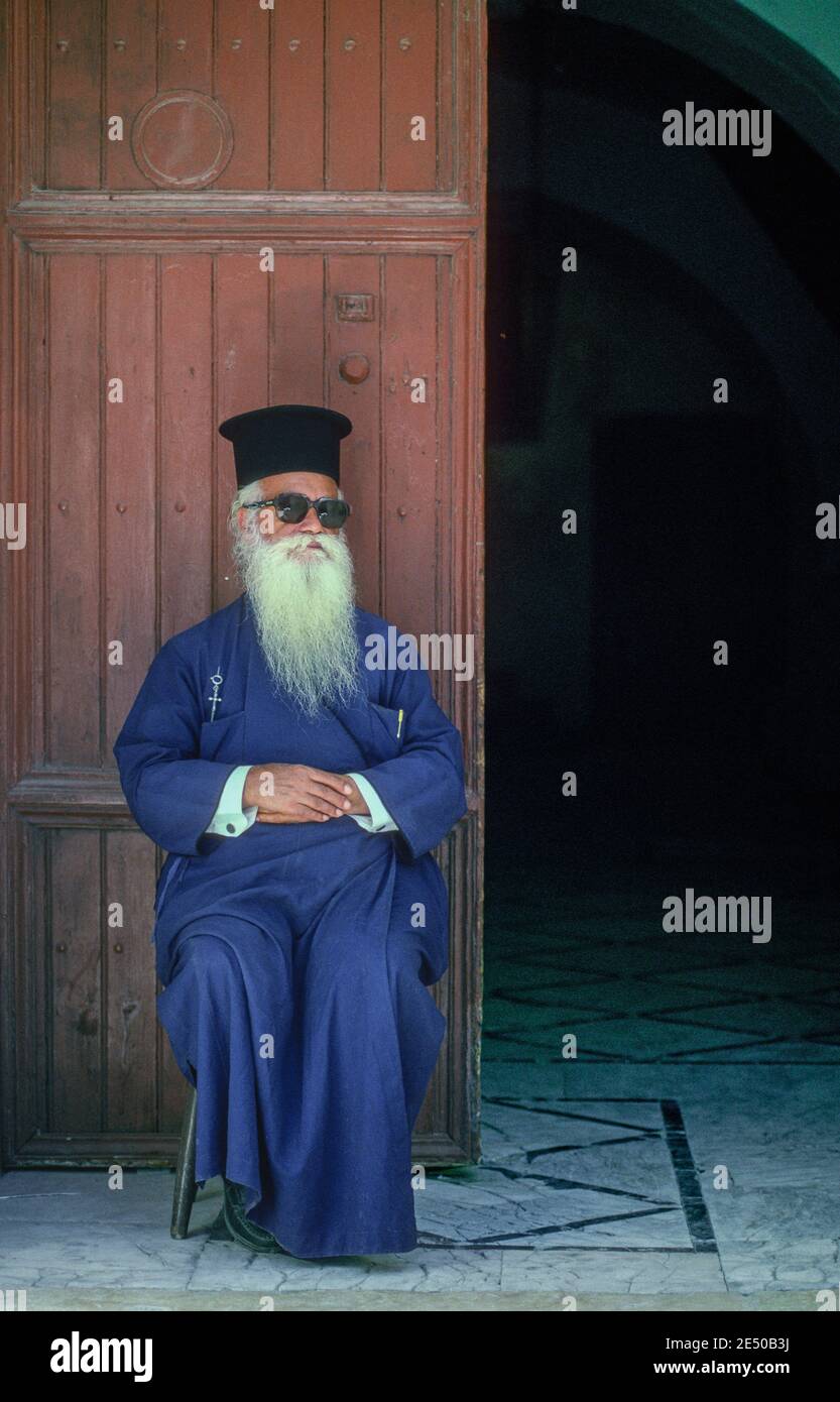 Sitzender christlich-orthodoxer Priester Jerusalem Israel Stockfoto
