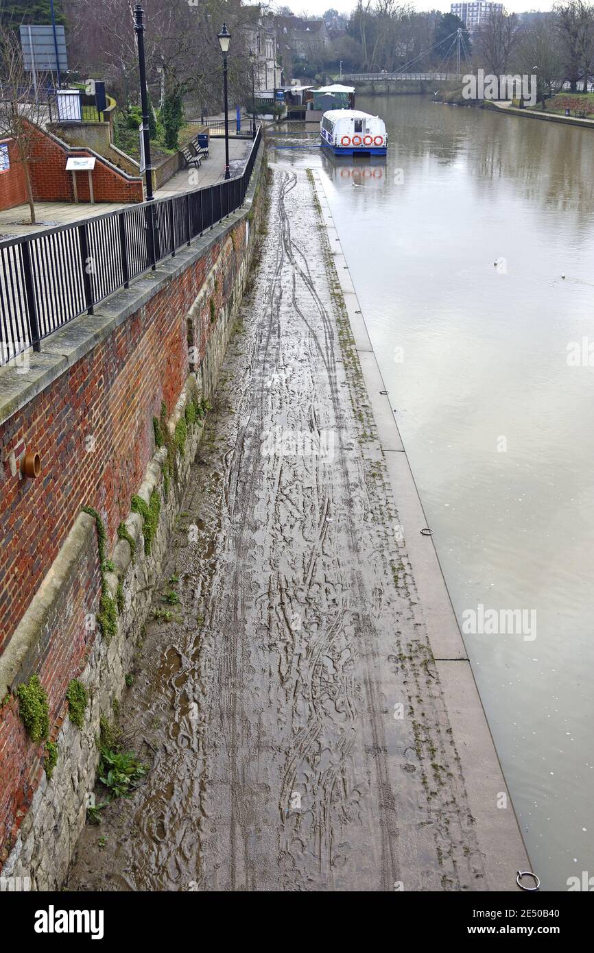 Maidstone, Kent, Großbritannien. Fußspuren und Reifenspuren in dichtem Schlamm, die nach der Überschwemmung der Medway am Fluss auf einem niedrig gelegenen Flussweg hinterlassen wurden, Januar 2021 Stockfoto