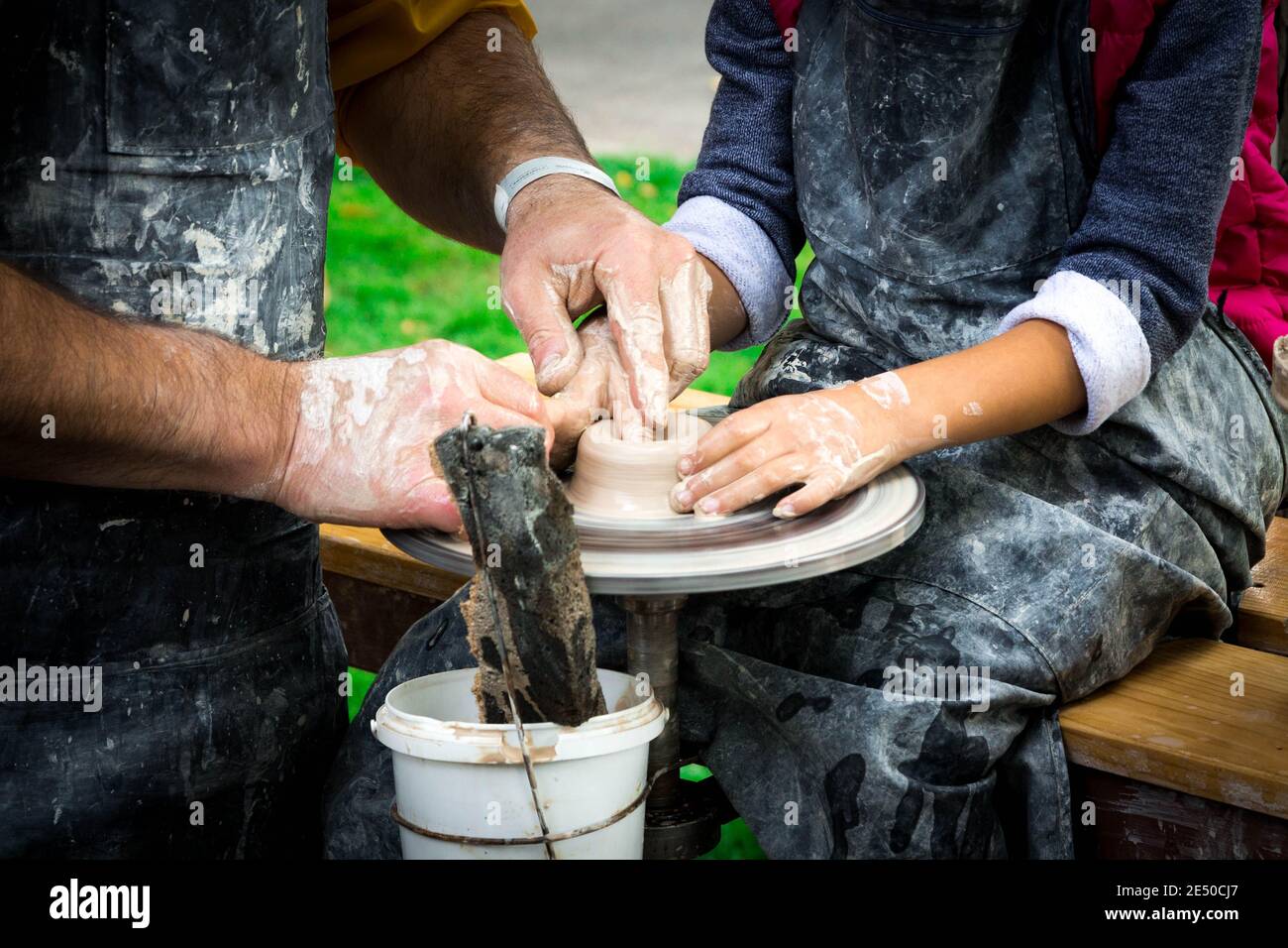 Lehm-Vase zu machen. Produkte aus Ton. Menschliche Hände. Stockfoto