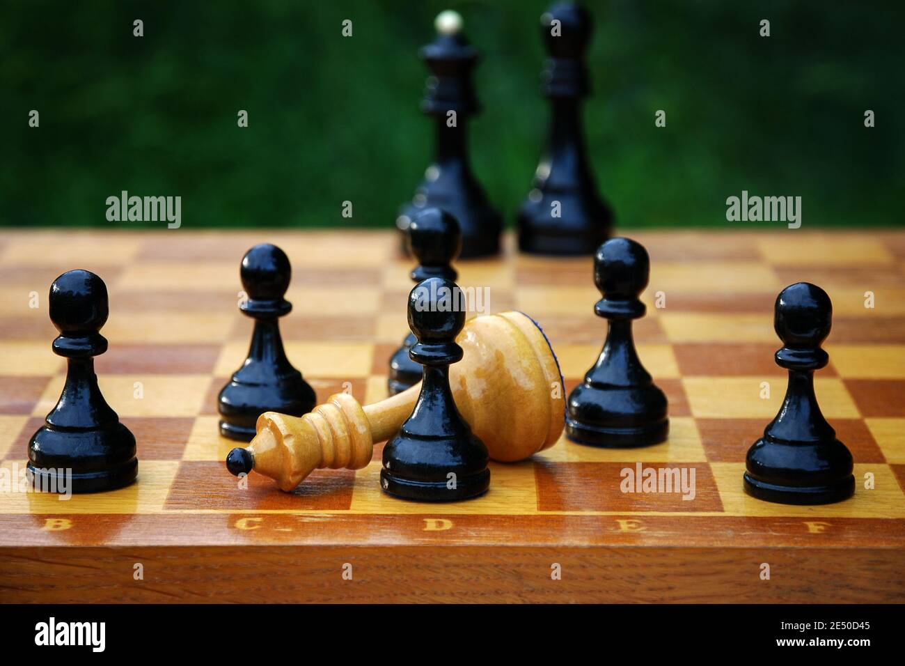 Chess End game - besiegte weiße Schachkönigin umgeben von Schwarze Bauern Stockfoto