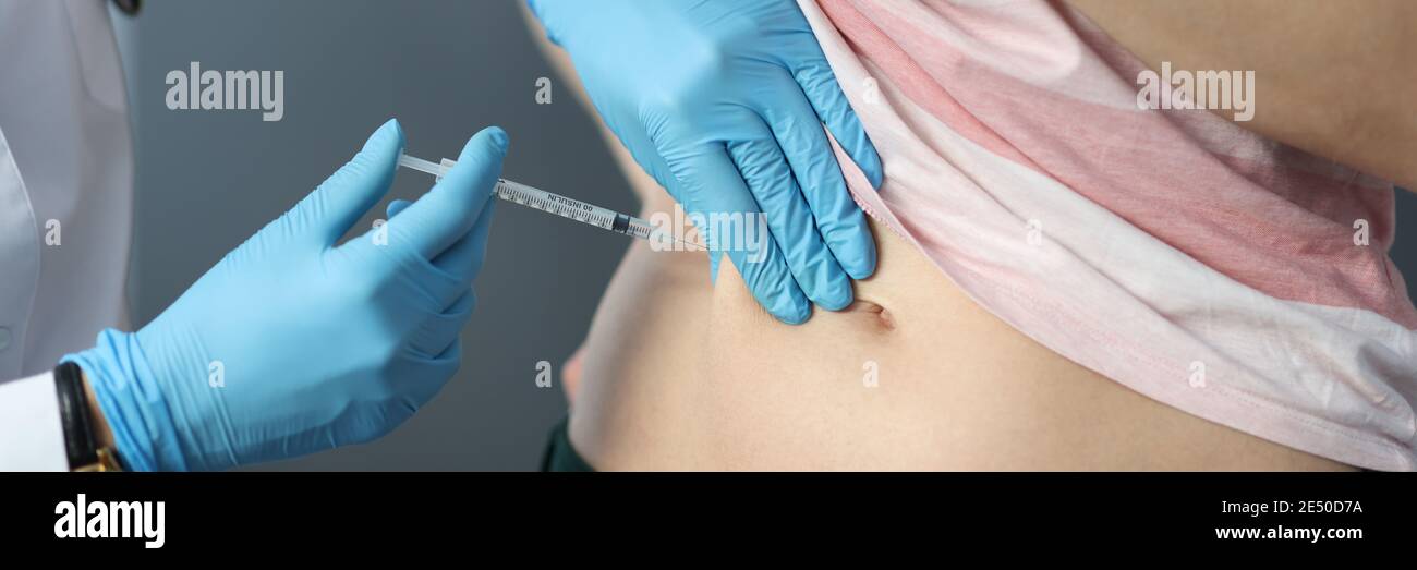 Arzt in Gummihandschuhen macht Injektion in Patienten Hautfalten Nahaufnahme Stockfoto