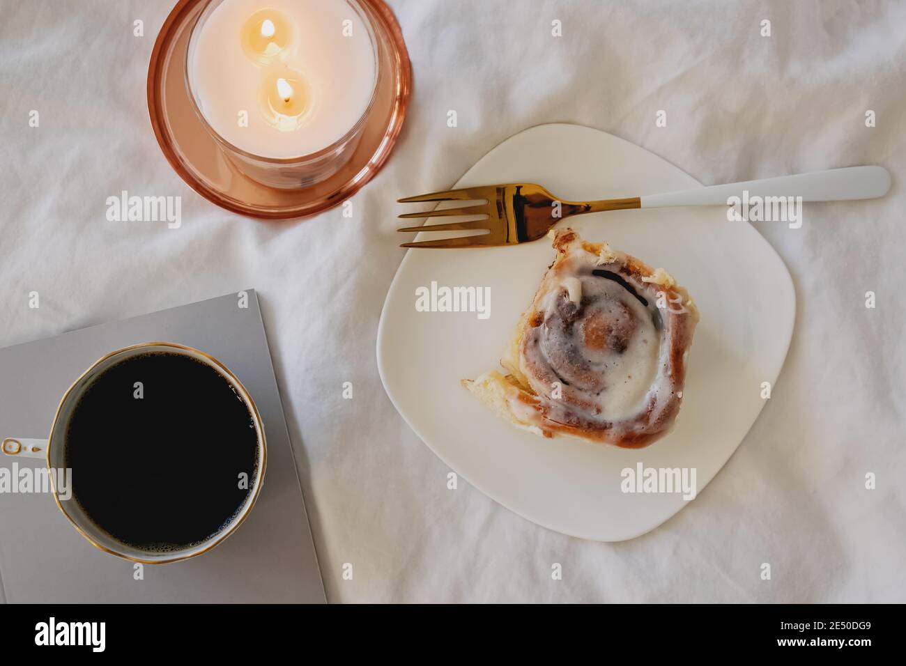 Lifestyle-Komposition mit Zimt-Brötchen, Kaffee Stockfoto