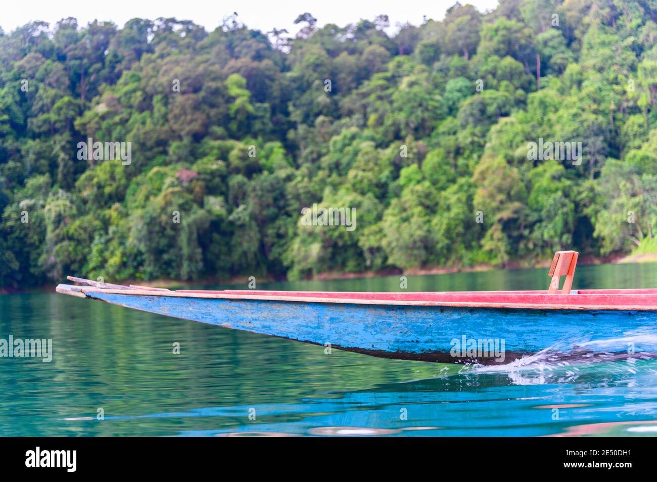 Rot und blau prow des Longboat bewegt sich durch die Wasser Stockfoto