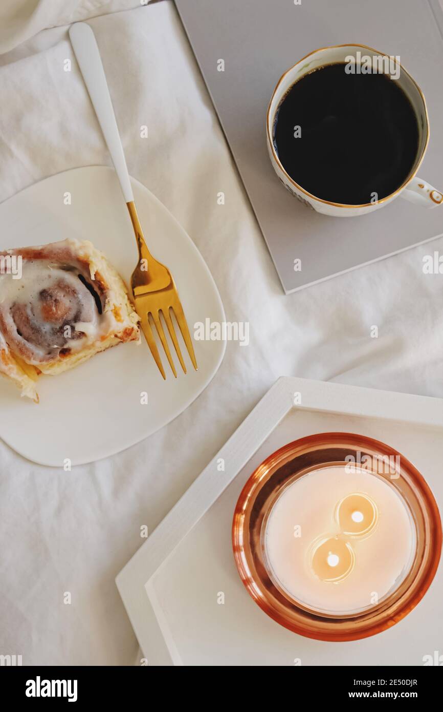 Lifestyle-Komposition mit Zimt-Brötchen, Kaffee Stockfoto