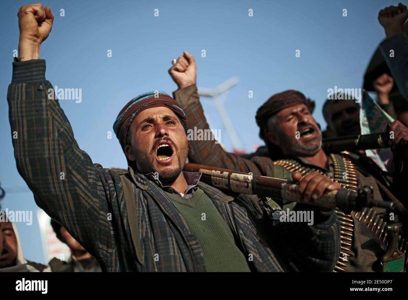 Sanaa, Jemen. Januar 2021. Huthi-Anhänger singen Slogans, während sie an einer Kundgebung gegen die Vereinigten Staaten über ihre Entscheidung teilnehmen, die Huthi-Rebellen-Bewegung als ausländische terroristische Organisation zu bezeichnen. Quelle: Hani Al-ANSI/dpa/Alamy Live News Stockfoto