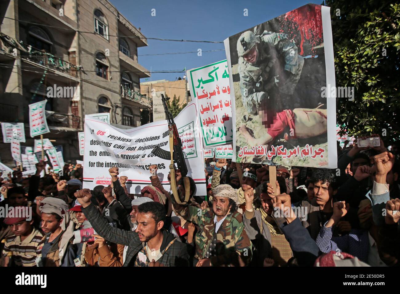 Sanaa, Jemen. Januar 2021. Huthi-Anhänger singen Slogans, während sie an einer Kundgebung gegen die Vereinigten Staaten über ihre Entscheidung teilnehmen, die Huthi-Rebellen-Bewegung als ausländische terroristische Organisation zu bezeichnen. Quelle: Hani Al-ANSI/dpa/Alamy Live News Stockfoto