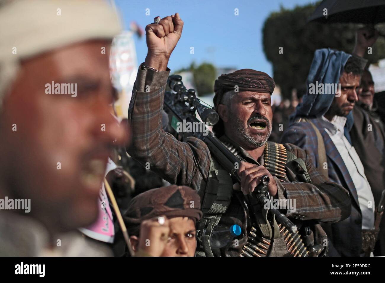 Sanaa, Jemen. Januar 2021. Huthi-Anhänger singen Slogans, während sie an einer Kundgebung gegen die Vereinigten Staaten über ihre Entscheidung teilnehmen, die Huthi-Rebellen-Bewegung als ausländische terroristische Organisation zu bezeichnen. Quelle: Hani Al-ANSI/dpa/Alamy Live News Stockfoto