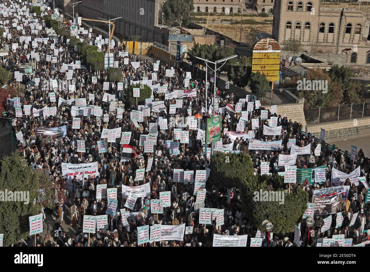 Sanaa, Jemen. Januar 2021. Huthi-Anhänger halten Plakate ab, während sie an einer Kundgebung gegen die Vereinigten Staaten über ihre Entscheidung teilnehmen, die Huthi-Rebellen-Bewegung als ausländische terroristische Organisation zu bezeichnen. Quelle: Hani Al-ANSI/dpa/Alamy Live News Stockfoto