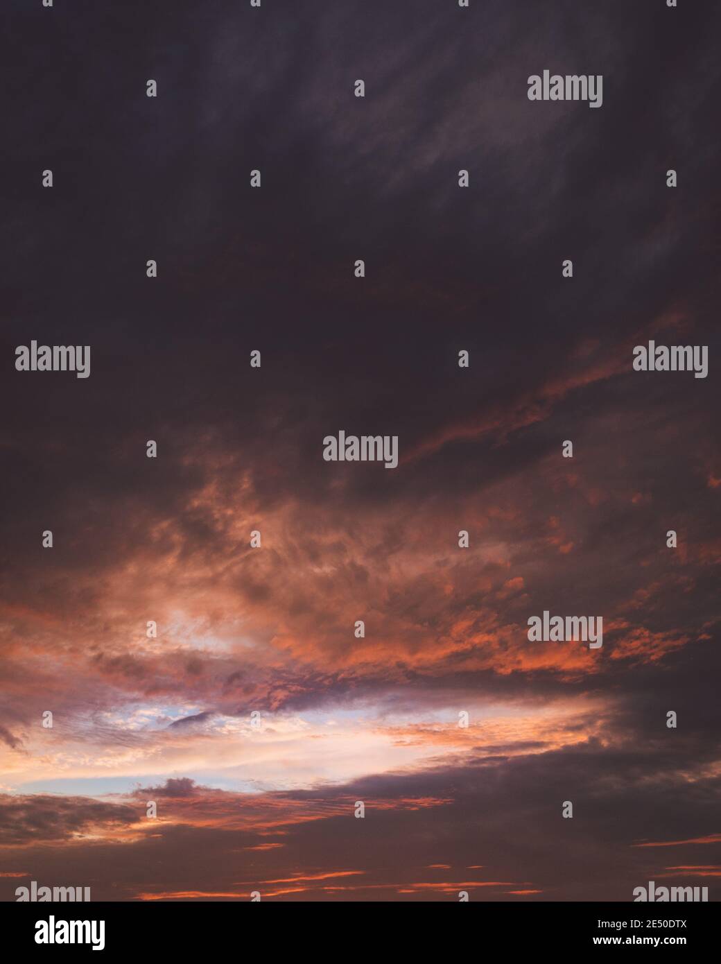 Wunderschöne pastellfarbene Wolken über dem Ozean bei Sunset, Nahant, Massachusetts, USA Stockfoto