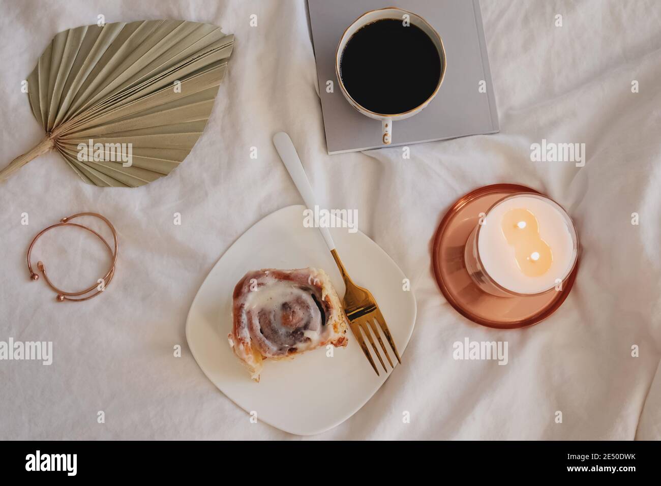 Lifestyle-Komposition mit Zimt-Brötchen, Kaffee Stockfoto