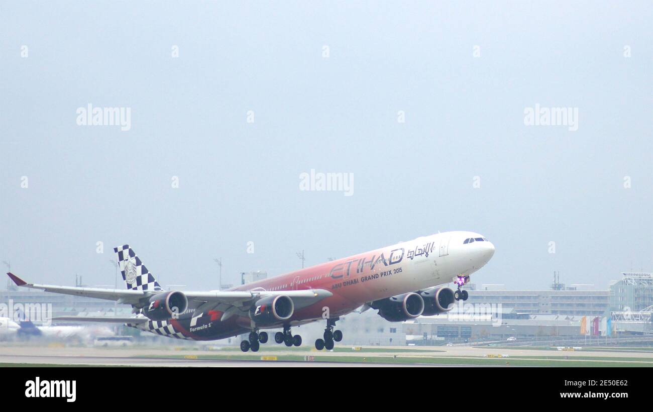 MÜNCHEN, 11. OKTOBER 2015: Etihad Airways Airbus A340 nimmt am Flughafen ab Stockfoto