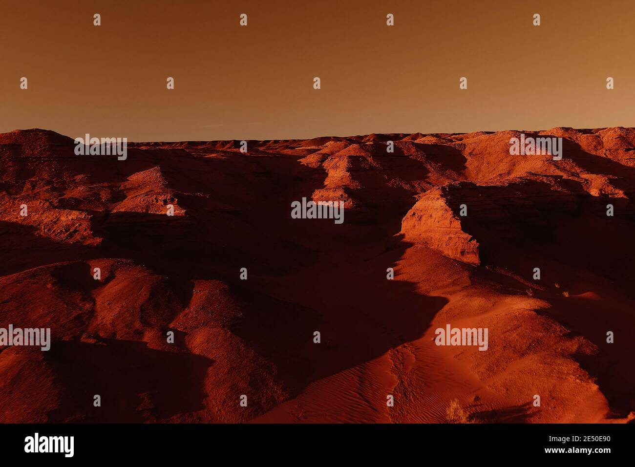 Fantastische marslandschaft in rostigen Orangetönen, Marsoberfläche, Wüste, Klippen, Sand. Fremde Landschaft. Roter Planet mars. Stockfoto