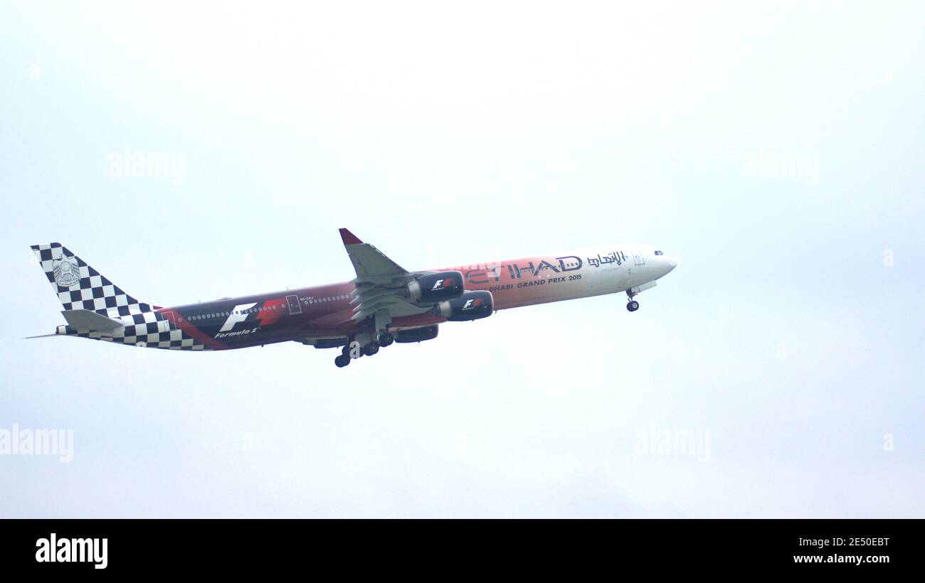 MÜNCHEN, 11. OKTOBER 2015: Etihad Airways Airbus A340 nimmt am Flughafen ab Stockfoto
